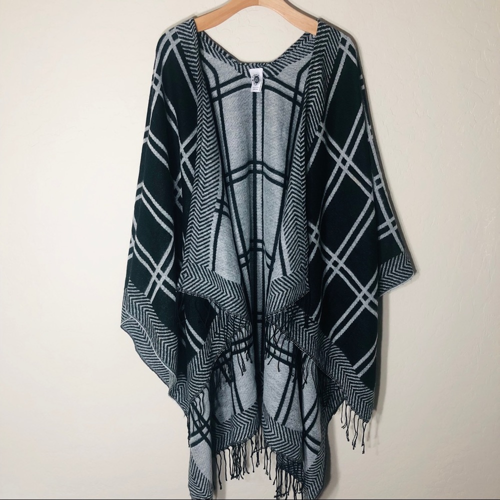 Cake and Roses, Black and white poncho, one size
